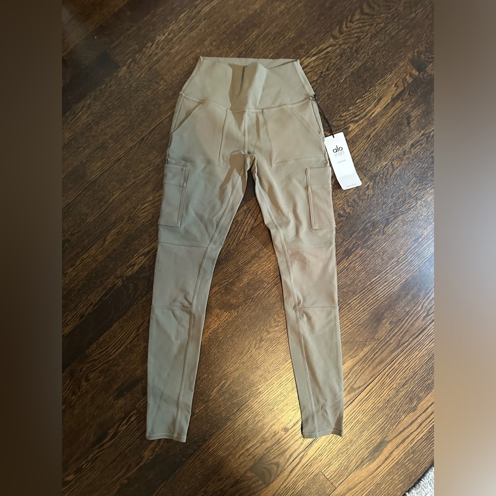 Alo Yoga NWT high waisted cargo leggings